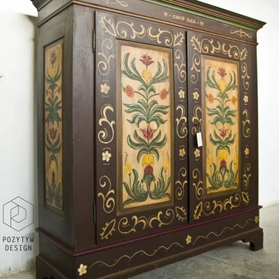 Stara dębowa szafa z kwiatowymi zdobieniami