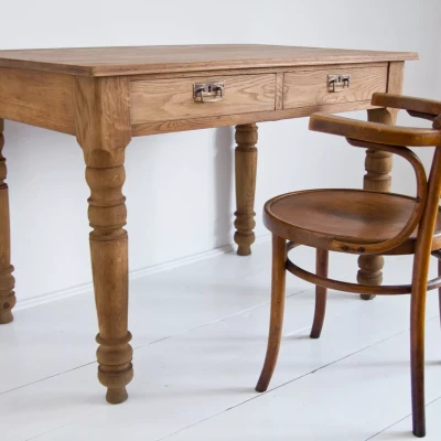 Masywny dębowy stół