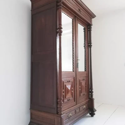 Dębowa szafa bielizniarka