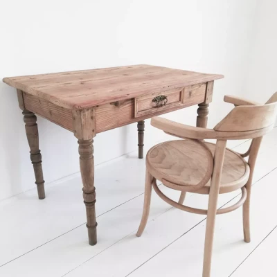 Dębowo-sosnowy stolik z 1907