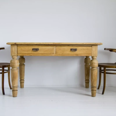 Duży drewniany stół