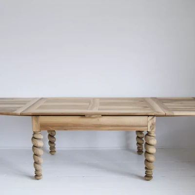 Stary rozkładany stół z wiązu