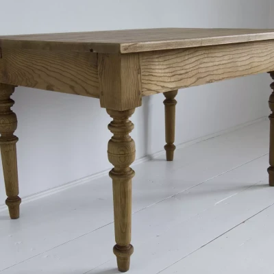 Stary stół z drewna jesionowego