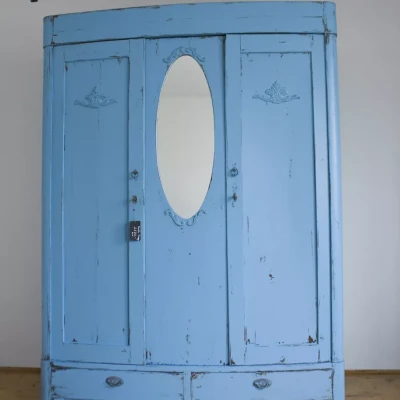 Szafa z kryształowym lustrem