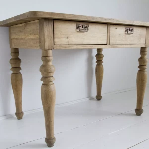 Dębowy stół z toczonymi nogami