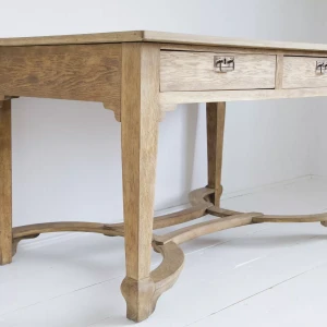 Stół dębowy z okresu miedzywojennego