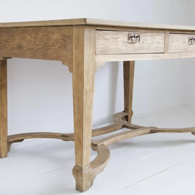 Stół dębowy z okresu miedzywojennego