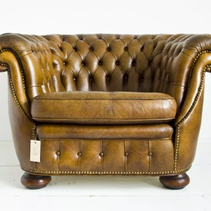Stary skórzany fotel w stylu chesterfield