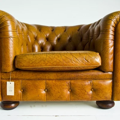 Stary fotel pikowany skórzany