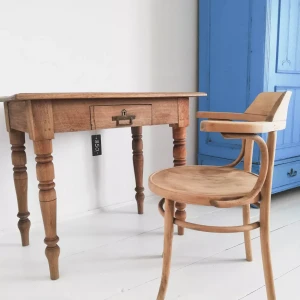 Stolik z okresu międzywojennego