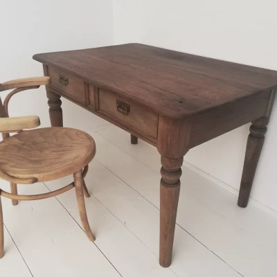 Stół dębowy z tajemniczymi schowkami