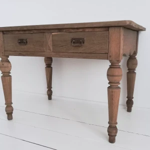 Stół dębowy z nietypowymi zdobieniami