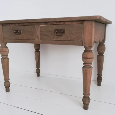 Stół dębowy z nietypowymi zdobieniami