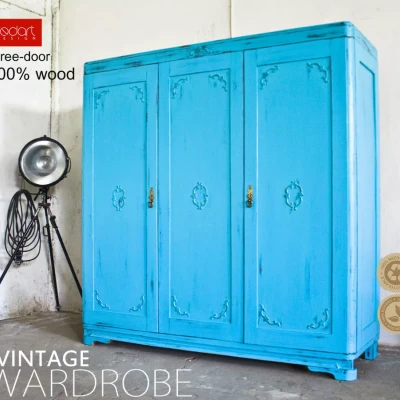 Stara szafa trzydrzwiowa