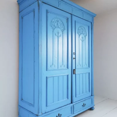 Błękitna szafa vintage