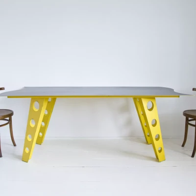 Żółty metalowy stół